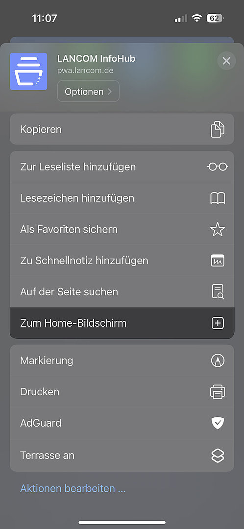 Screenshot: LANCOM InfoHub Progressive Web App in Safari Browser auf Smartphone geöffnet. In Browser-Menü "Zum Home-Bildschirm" auswählen.