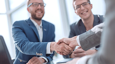 Händedruck zwischen Geschäftspartnern als Symbol für Vertrauen in IT-Security-Lösungen.