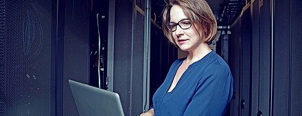 Eine IT-Administratorin informiert sich am Laptop über die Sicherheit der LMC