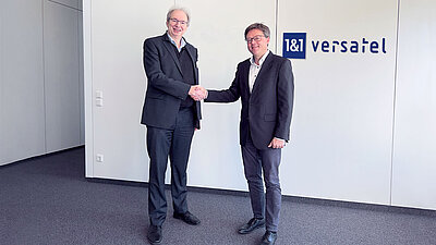 Ralf Koenzen, Gründer LANCOM Systems (l.) und Dr. Sören Trebst, CEO, 1&1 Versatel geben sich nach Vertragsunterzeichnung die Hand.