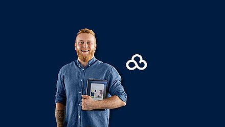Mann mit Tablet und Logo der LANCOM Management Cloud auf dunkelblauem Hintergrund