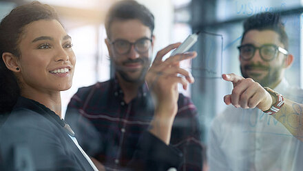 Motivierte Netzwerkadministratorin malt ihren männlichen Kollegen eine Gleichung auf