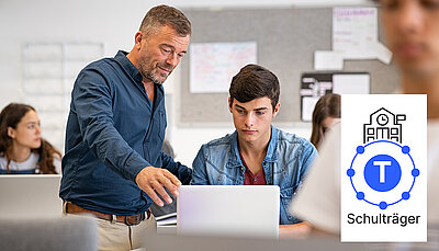 Lehrer unterstützt Schüler am Laptop im Unterricht, daneben Logo des LANCOM Lösungspakets T für Schulträger.
