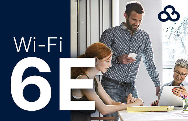 Bild von drei Personen während der Arbeit mit Schriftzug Wi-Fi 6E