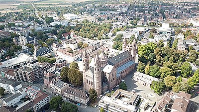 Stadtansicht aus der Luft der Stadt Worms: Dom, Altbauten, Marktplatz, Häuser und Bäume