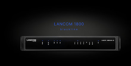 Schwarzes CPE-Gehäuse auf schwarzem Hintergrund und dem Schriftzug "LANCOM 1800 blackline"
