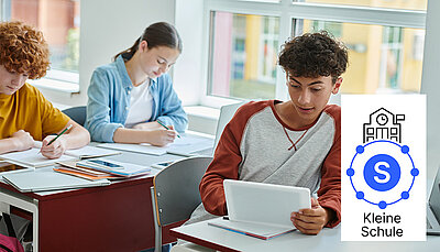 Schüler im Klassenzimmer arbeiten mit Tablet und Heft, daneben Logo des LANCOM Lösungspakets S für kleine Schulen.