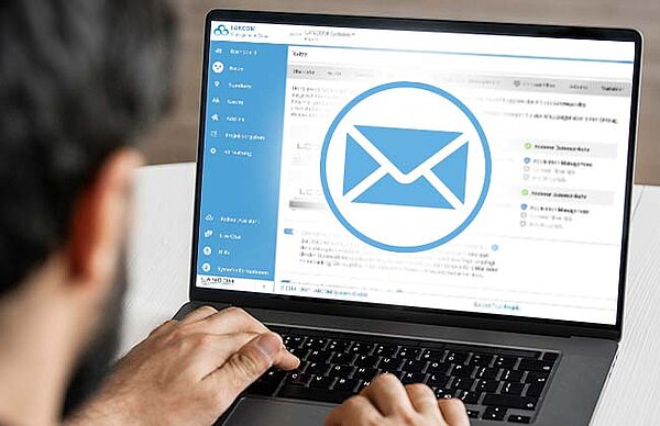 Mann schaut auf Laptop mit Screenshot der LMC und Icon eines Briefes