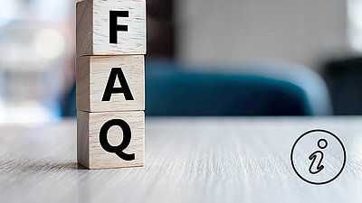 Holzklötze mit den Buchstaben FAQ