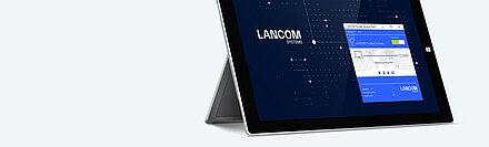 Bannerbild mit aufgestelltem MacBook, auf dem die Bedienoberfläche des LANCOM Trusted Access Clients zu sehen ist