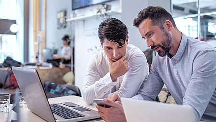 Mitarbeiter im Homeoffice mit jugendlichem Sohn