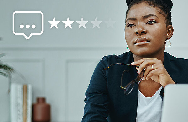 Frau schaut nachdenklich mit Icons für Sprechblasen und Sternen