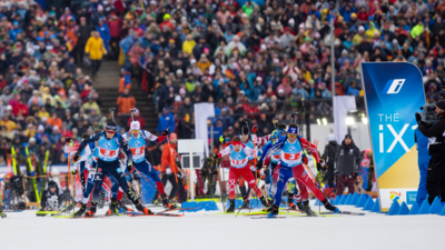 Fotoaufnahme eines Ski- / Biathlon-Wettrennens in Oberhof mit Publikum im Hintergrund