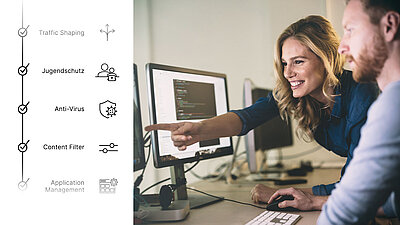 Frau zeigt auf Icons, die Sicherheitsmerkmale des Betriebssystems der Unified Firewalls zeigen 