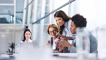 Öffentliche Auftraggeber arbeiten an einem Projekt