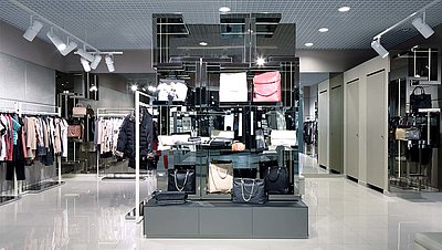Modegeschäft mit gemieteter Verkaufsfläche für ein Shop-in-Shop-Regal eines Markentaschenherstellers