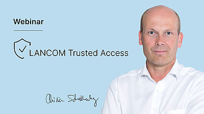 Hellgraues Banner mit einem Porträtfoto von LANCOM CTO Christian Schallenberg rechts und der schwarzen Aufschrift "Webinar LANCOM Trusted Access" links