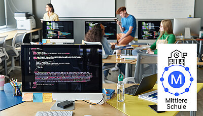 Informatikraum mit Schülern an PCs und Code auf Monitoren, daneben Logo des LANCOM Lösungspakets M für mittlere Schulen.