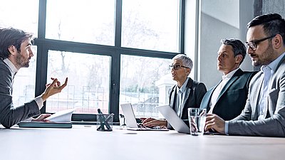 Öffentliche Auftraggeber in einem Meeting