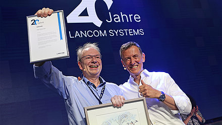 Gründer Ralf Koenzen und Co.-Geschäftsführer Uwe Neumeier freuen sich über 20 Jahre LANCOM System GmbH