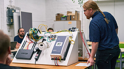 LANCOM Experte Lukas Nacke vor einem IT-Modell