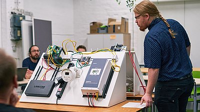 LANCOM Experte Lukas Nacke vor einem IT-Modell