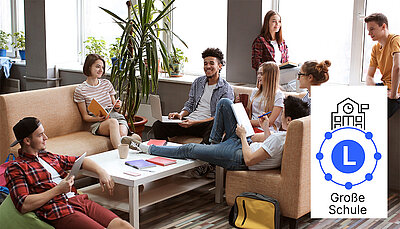 Gruppe Jugendlicher arbeitet entspannt mit Laptops und Notizen in Sitzecke, daneben Logo des LANCOM Lösungspakets L für große Schulen.