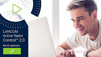 Junger, blonder Mann schaut zufrieden auf seinen Laptop und freut sich über die automatisierte WLAN-Optimierung in der LANCOM Management Cloud, links ist eine dunkelblaue Banderole mit grünem Checkhaken und Schriftzug "LANCOM Active Radio Control™ 2.0, WLAN optimiert" 