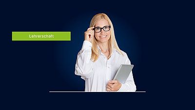 Engagierte blonde Lehrerin mit langen Haaren, Brille und Tablet in der Hand auf dunkelblauen Hintergrund mit hellgrünem Schriftzug "Lehrerschaft"