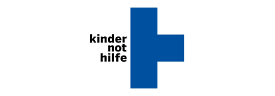 Logo der Kindernothilfe: Halbiertes mittelblaues medizinisches Kreuz mit schwarzem Text "Kindernothilfe" anstelle der zweiten Häfte